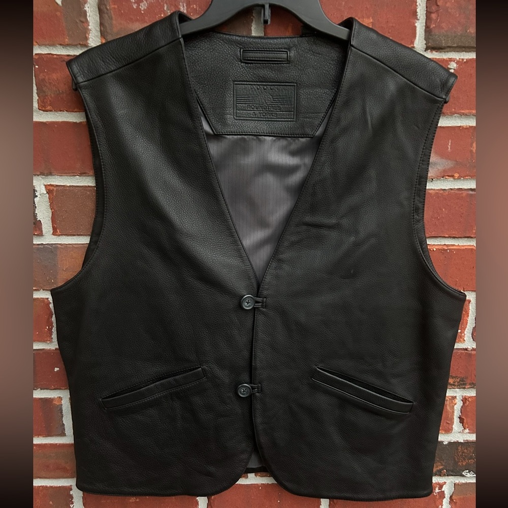 NWOT Roundtree & Yorke Mens Pebbled Leather 2 Button Vest with Lining. Large